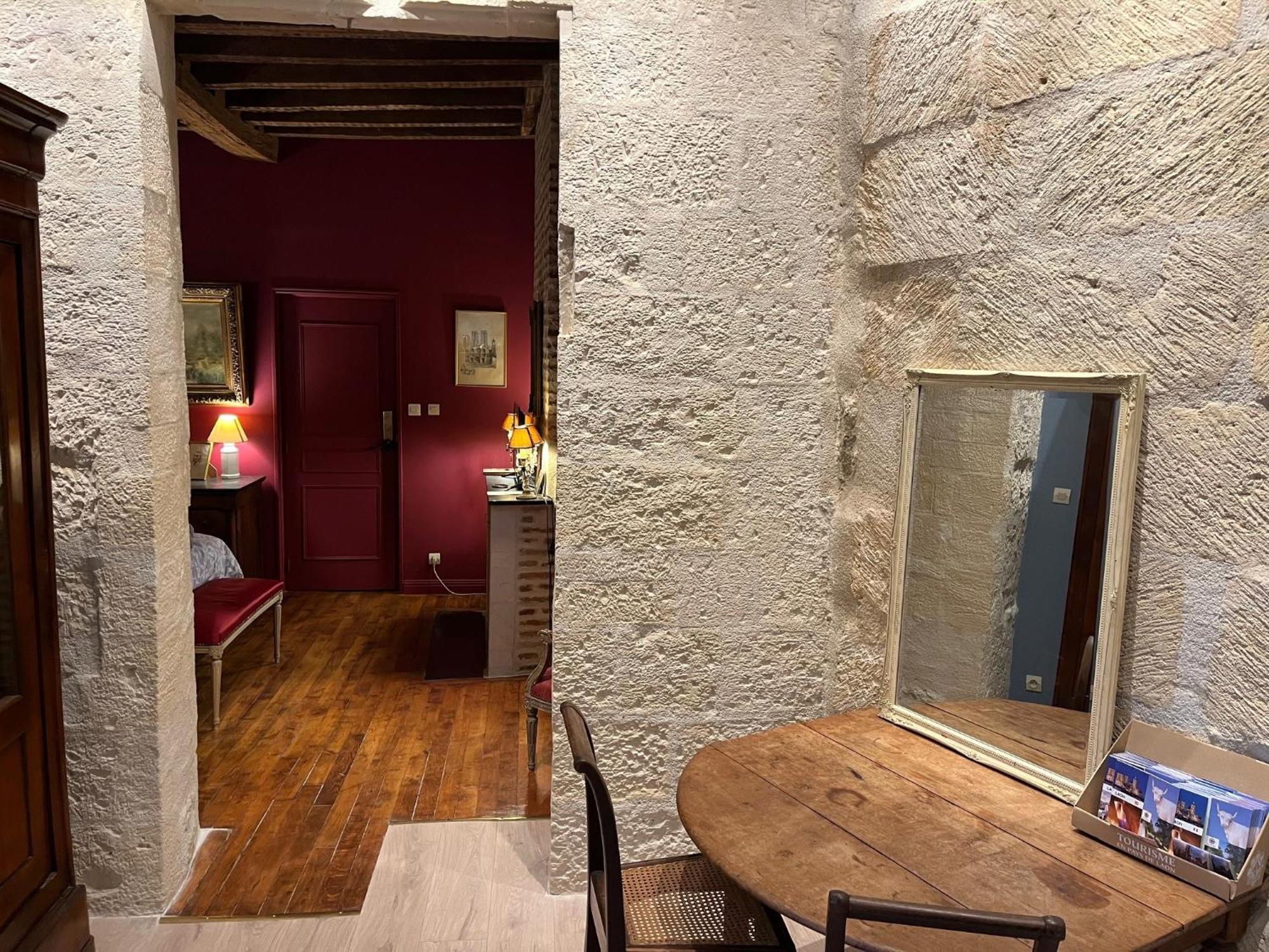 Le Refuge Des Cordeliers Apartment Laon Ruang foto