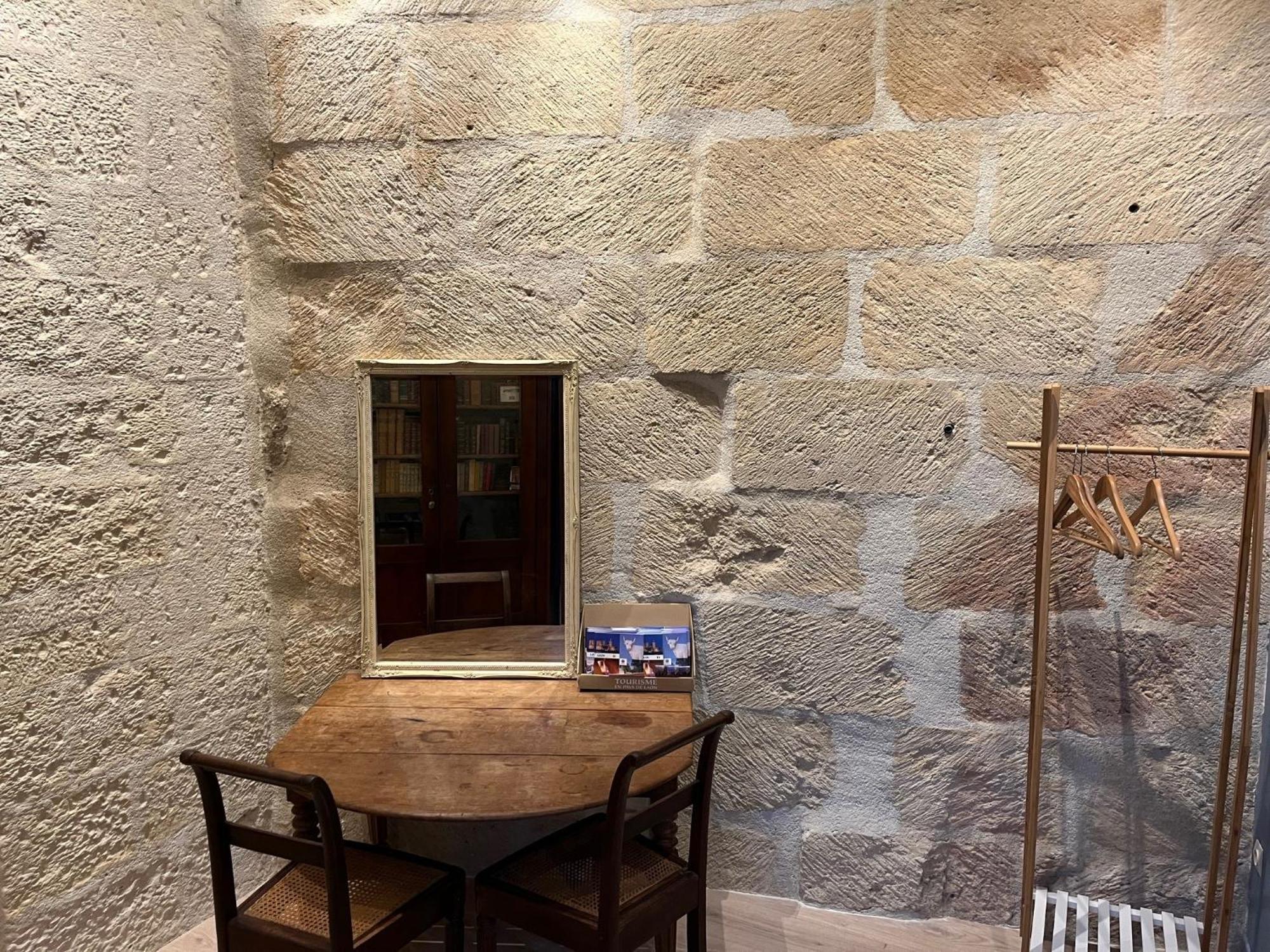 Le Refuge Des Cordeliers Apartment Laon Ruang foto